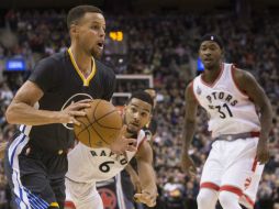 Stephen Curry embocó 14 de 24 disparos de campo y nueve de 15 triples. AP / C. Young