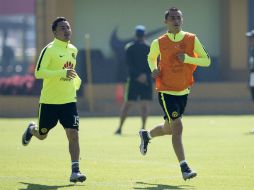 Osmar Mares (izq.) estará en la defensa americanista tras el castigo a Miguel Samudio. En la práctica lo acompaña Paul Aguilar. MEXSPORT /