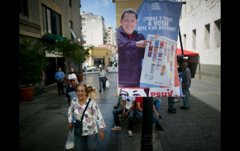 Una imagen del finado presidente de Venezuela, Hugo Chávez, invita a los votantes a hacer valer ese derecho. AP / A. Cubillos