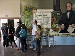 Venezolanos esperan un cambio y hacen fila desde temprano para participar en elecciones. AFP / J. Barreto