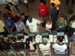 Las controversias surgieron por la decisión del CNE de aplazar el cierre de mesas y retirarle la credencial a los observadores. NTX / J. Cohen