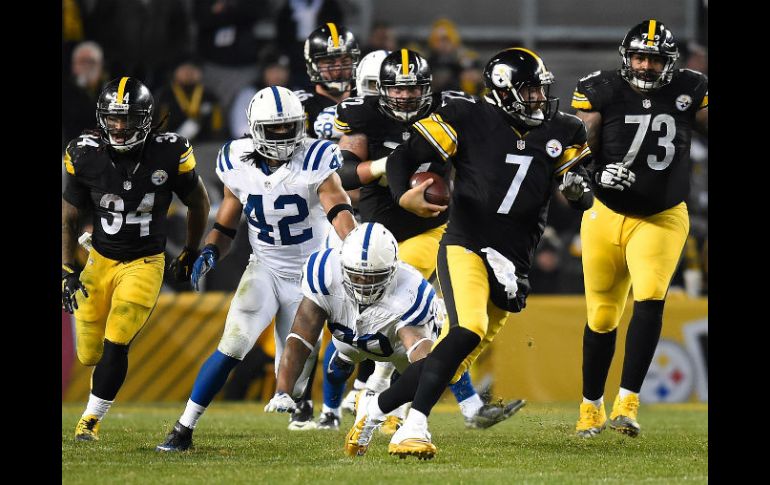 El veterano mariscal de campo de los Steelers también hizo un acarreo por tierra de 13 yardas. AFP / J. Sargent