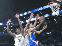 La figura de los Warriors, Stephen Curry (derecha), se despachó con 28 puntos. EFE / P. Foley