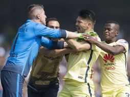 El portero de Pumas, Alejandro Palacios (izq) forcejea con el delantero del América, Oribe Peralta, durante el juego de ayer. MEXSPORT / D. Leah