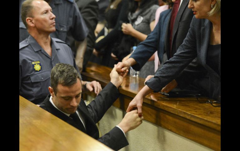 Óscar Pistorius mató de cuatro disparos a su novia Reeva Steenkamp la noche de San Valentín de 2013. AP / ARCHIVO