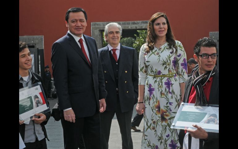 El titular de la Segob, Osorio Chong y el presidente de Conaculta, Rafael Tovar; premiaron a los ganadores. ESPECIAL / conaculta.gob.mx