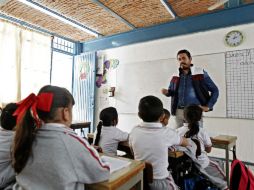 Ulises Arellano Madrigal imparte clase en la escuela Carlos Pereyra en la que es el nuevo director. EL INFORMADOR / E. Barrera