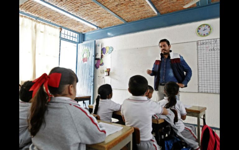 Ulises Arellano Madrigal imparte clase en la escuela Carlos Pereyra en la que es el nuevo director. EL INFORMADOR / E. Barrera