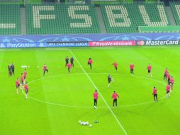 Jugadores del Manchester United participan en una sesión de entrenamiento ayer en el Volkswagen-Arena en Wolfsburgo (Alemania). EFE / P. Steffen