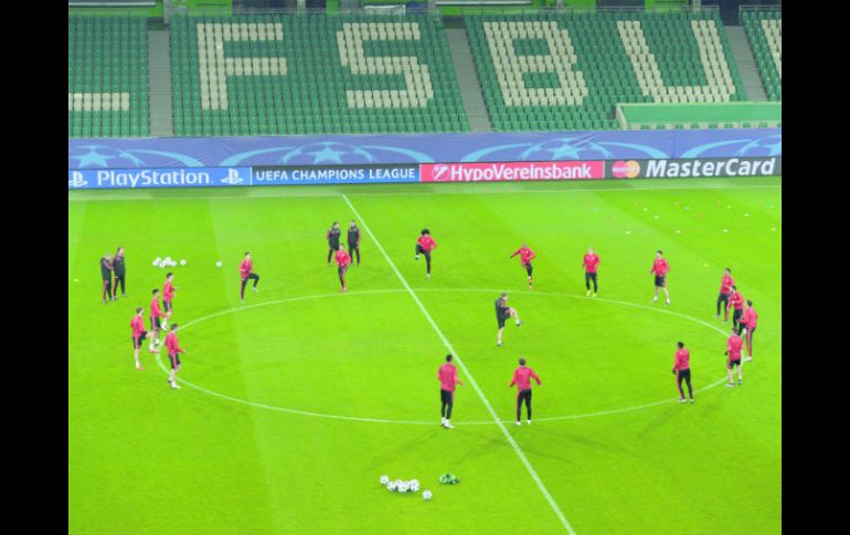 Jugadores del Manchester United participan en una sesión de entrenamiento ayer en el Volkswagen-Arena en Wolfsburgo (Alemania). EFE / P. Steffen