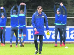 El entrenador del PSV Eindhoven, Philip Cocu, dirige una sesión de entrenamiento del equipo en Eindhoven. EFE / J. Lampen