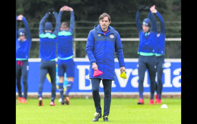 El entrenador del PSV Eindhoven, Philip Cocu, dirige una sesión de entrenamiento del equipo en Eindhoven. EFE / J. Lampen