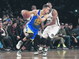 Stephen Curry (izquierda) ha conducido el ataque de los Warriors de Golden State, que marcha invicto con marca de 22 triunfos. AFP / R. Schultz