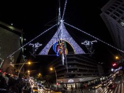 Las luces navideñas adornan Guadalajara y Zapopan. EL INFORMADOR / R. Tamayo