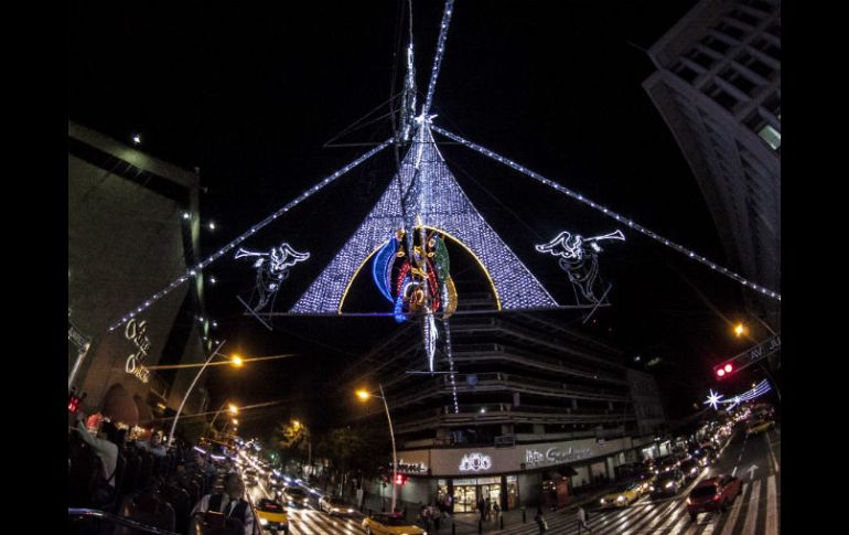 Las luces navideñas adornan Guadalajara y Zapopan. EL INFORMADOR / R. Tamayo