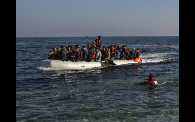 A pesar del alto riesgo, miles de personas abandonan su lugar de origen a bordo de embarcaciones que están en pésimas condiciones. AP / S. Palacios