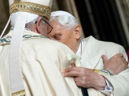 Al ritual, encabezado por el Papa Francisco, asiste el Papa emérito Benedicto XVI, de 88 años. Un hecho inédito. AFP / V. Pinto