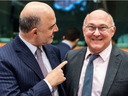 El ministro galo de Finanzas, Michel Sapin y sus homólogos de la UE debaten formas de seguir mejor las transferencias financieras. AP / G. Wijngaert