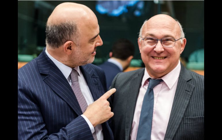 El ministro galo de Finanzas, Michel Sapin y sus homólogos de la UE debaten formas de seguir mejor las transferencias financieras. AP / G. Wijngaert