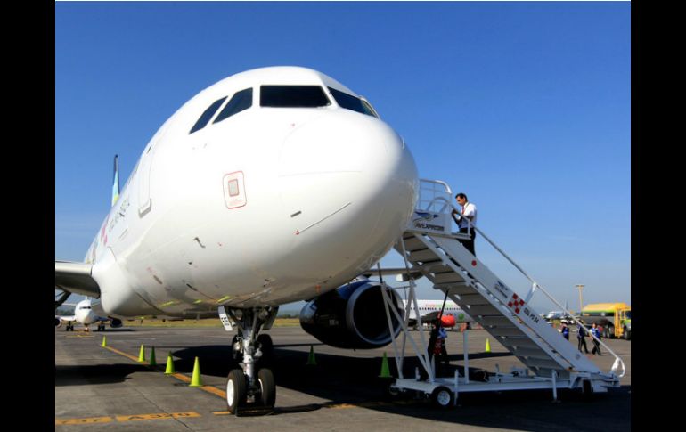 El avión abandona la pista de despegue mientras se evaluaba la naturaleza de la amenaza. EL INFORMADOR / ARCHIVO