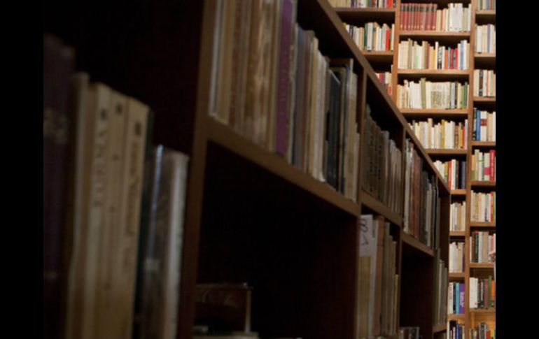 En un registro en la casa del sospechoso, la policía incauta más de tres mil libros y productos electrónicos de consumo. AP / ARCHIVO