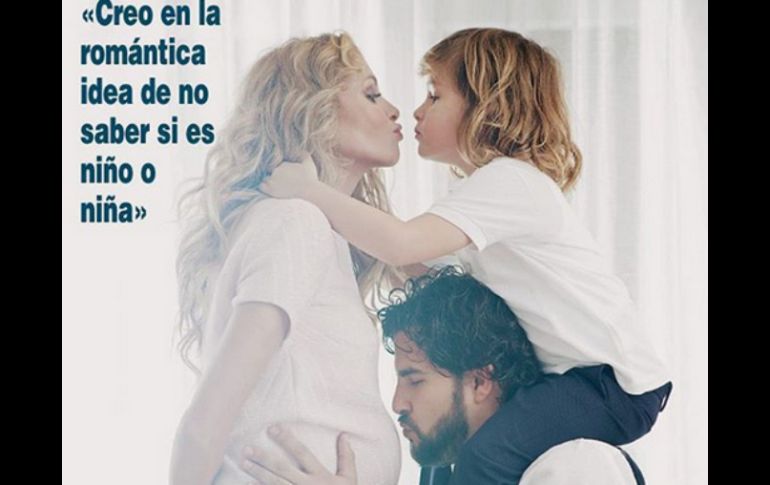 Paulina aparece en la portada de una revista al lado de su hijo Andrea Nicolás y su novio Gerardo Bazúa. TWITTER / @holacom