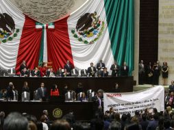 Legisladores de Morena se mantenían en la tribuna e impedían que se presentaran las reservas en tribuna. EFE / ARCHIVO