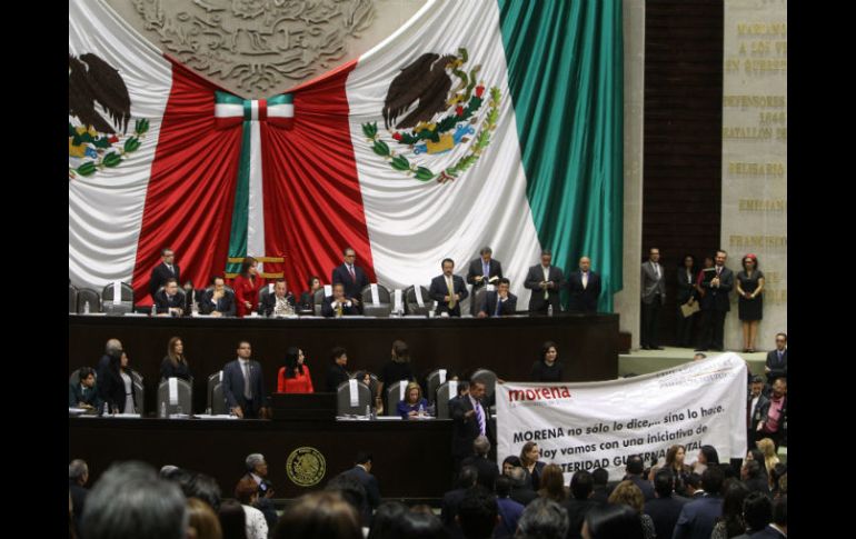 Legisladores de Morena se mantenían en la tribuna e impedían que se presentaran las reservas en tribuna. EFE / ARCHIVO