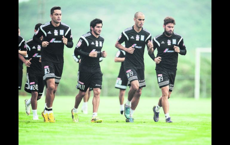 Los jugadores de Tigres en el entrenamiento de ayer (de izquierda a derecha): Juninho, Damián Álvarez, Guido Pizarro y Rafael Sóbis. MEXSPORT / J. Martínez