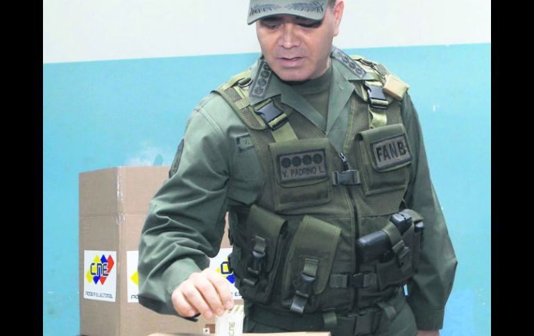 Vladimir Padrino López, ministro de Defensa de Venezuela, el domingo en su casilla electoral. NTX /