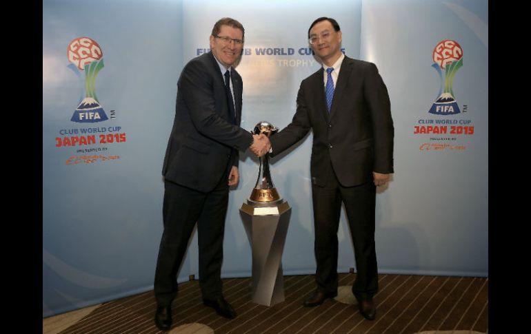 Zhang Dazhong (d), director ejecutivo de Alibaba, junto al director de marketing de la FIFA, Thierry Weil. EFE /