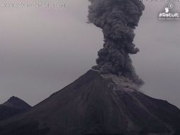 El Volcán El Colima emitió esta mañana una exhalación con una columna de 2.4 kilómetros de altura. TWITTER / @LUISFELIPE_P