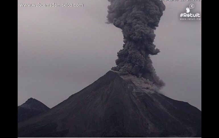 El Volcán El Colima emitió esta mañana una exhalación con una columna de 2.4 kilómetros de altura. TWITTER / @LUISFELIPE_P