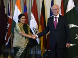 La canciller india Sushma Swaraj y el consejero paquistaní de Relaciones Exteriores, Sartaj Aziz. EFE / T. Mughal