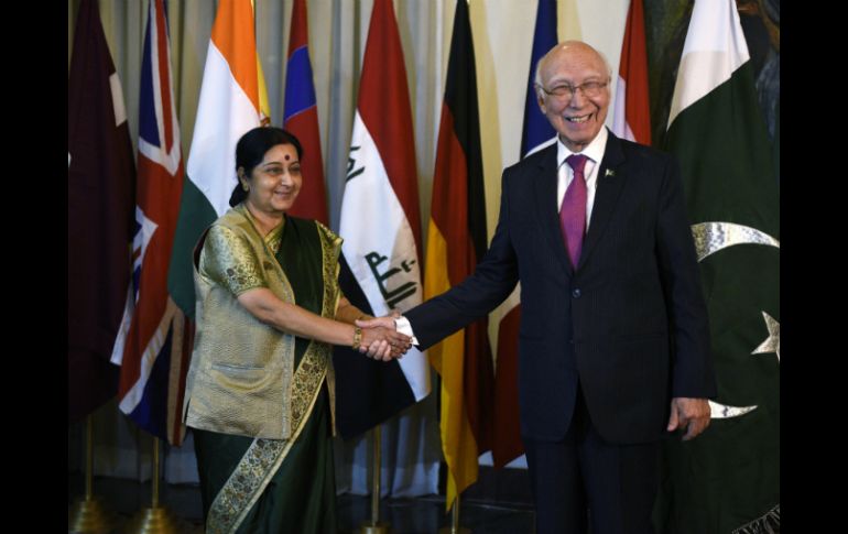 La canciller india Sushma Swaraj y el consejero paquistaní de Relaciones Exteriores, Sartaj Aziz. EFE / T. Mughal