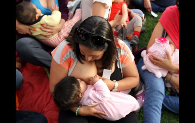 La lactancia materna ayuda al bebé a obtener durante un tiempo los nutrientes naturales y necesarios. NTX / ARCHIVO