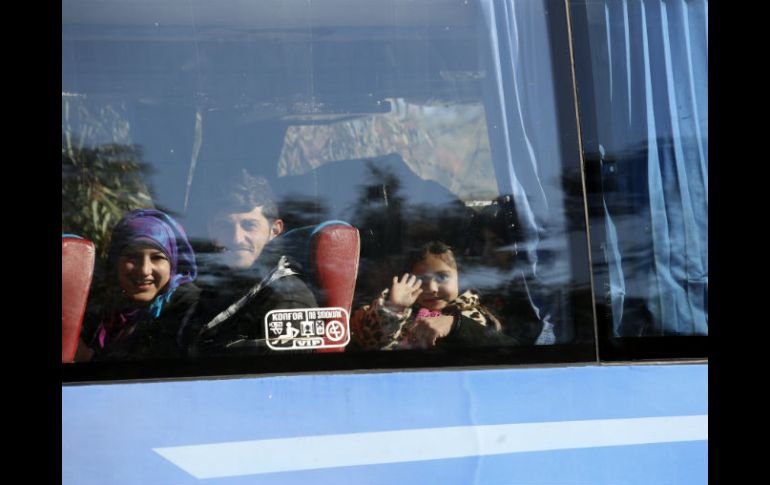 Un bus transporta a varios habitantes de Homs hacia Siria. AP / S. Mideast