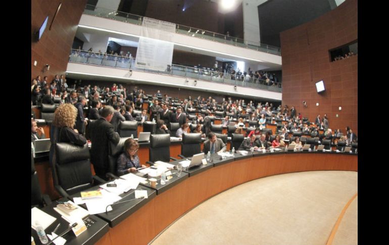 Senadores se allanan a los cambios hechos por diputados, entre los que destaca el plazo del INE para elección de constituyentes. NTX / ARCHIVO