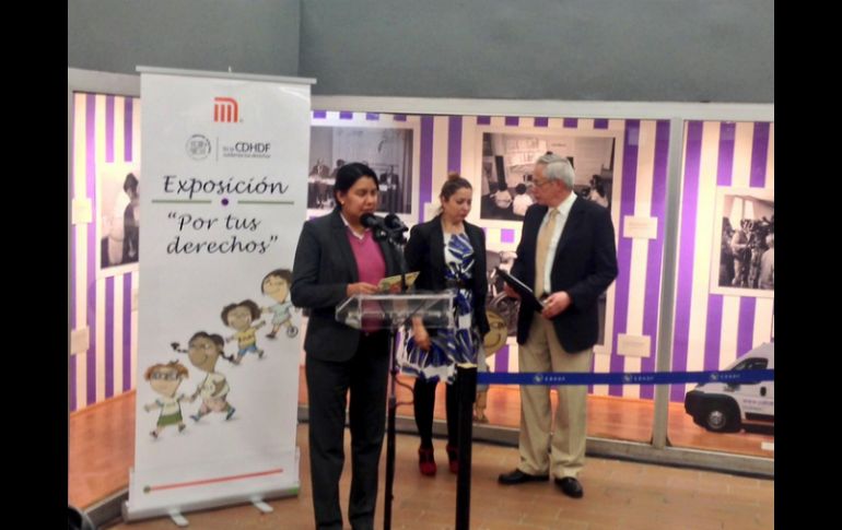 Se cortó el listón de inauguración de la muestra que incluye una selección fotográfica. TWITTER / @CDHDF