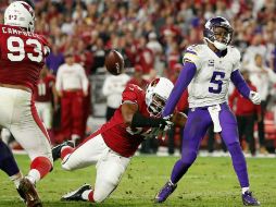 Dwight Freeney, de los Cardinals, arrebata el balón al quarterback Teddy Bridgewater durante los minutos finales del partido. AFP / C. Petersen