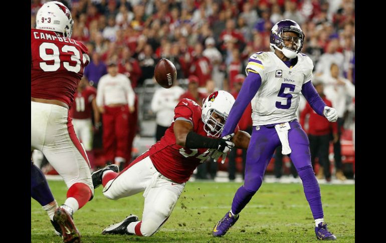 Dwight Freeney, de los Cardinals, arrebata el balón al quarterback Teddy Bridgewater durante los minutos finales del partido. AFP / C. Petersen