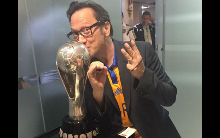 Dicen que es de mala suerte besar el trofeo antes de ganarlo, pero al actor no parece importarle. TWITTER / @RobSchneider