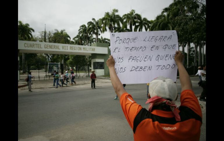 Personal de limpieza del ayuntamiento se encargará de arreglar las zonas donde se instaló el plantón de la CNTE. SUN / I. Stephens