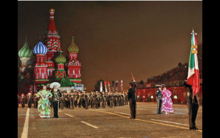 Una banda del Ejército Mexicano participa en el Festival de la Torre Spasskaya, en la Plaza Roja. TWITTER / @EmbRusiaMexico