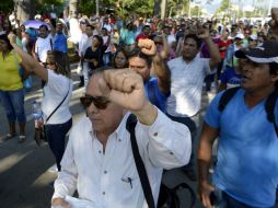 Esta mañana, alrededor de 200 maestros tomaron una caseta de cobro en protesta por la evaluación. SUN /