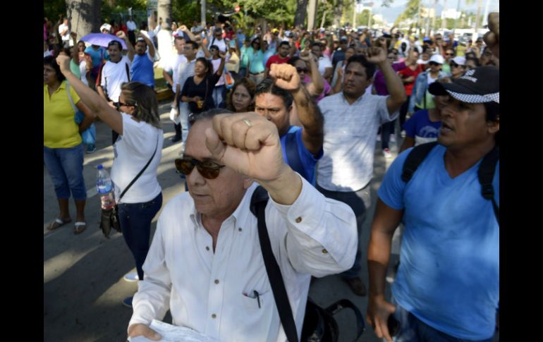 Esta mañana, alrededor de 200 maestros tomaron una caseta de cobro en protesta por la evaluación. SUN /