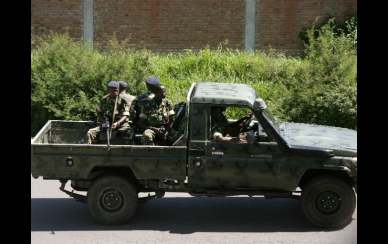 Elementos castrenses recorren a bordo de un vehículo oficial el barrio de Musaga para continuar con las investigaciones. AFP /