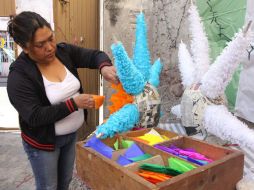 El proceso para armar una piñata no es sencillo, lleva su tiempo, dedicación e imaginación. NTX / ARCHIVO