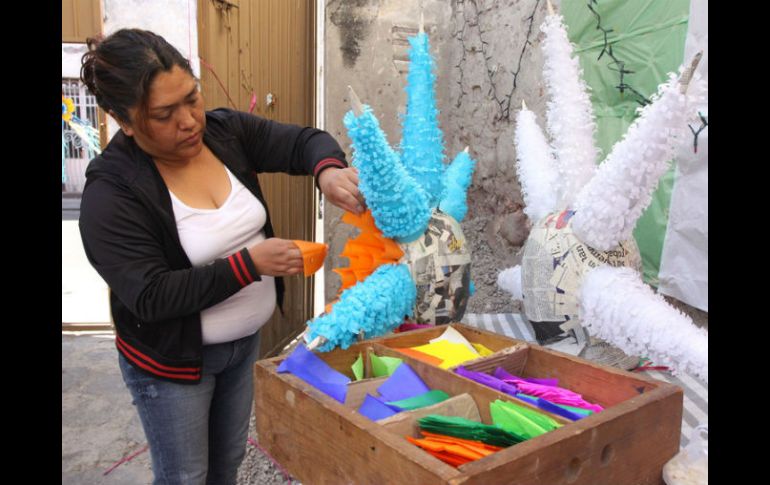 El proceso para armar una piñata no es sencillo, lleva su tiempo, dedicación e imaginación. NTX / ARCHIVO