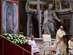 Junto al altar mayor de la basílica es colocada una copia de la imagen custodiada en el santuario de la Ciudad de México. AFP / G. Bouys